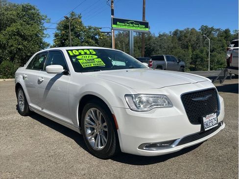 Used 2016 Chrysler 300 Limited RWD image 1