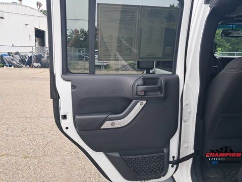Used 2018 Jeep Wrangler Unlimited Sahara w/ Connectivity Group AWD/4WD image 32