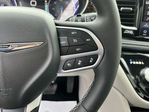 Used 2024 Chrysler Pacifica Limited FWD image 24