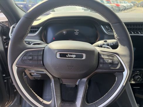 Used 2024 Jeep Grand Cherokee Limited w/ Black Appearance Package image 30