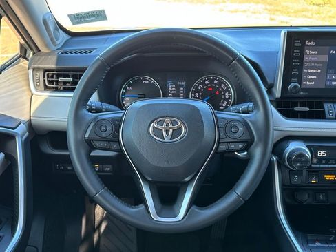 Used 2021 Toyota RAV4 XLE Premium image 18