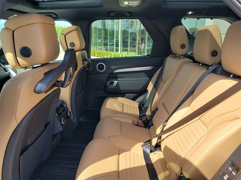 New 2025 Land Rover Discovery Dynamic SE image 16