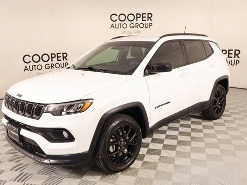 Used 2025 Jeep Compass Latitude w/ Altitude Special Edition AWD/4WD image 9