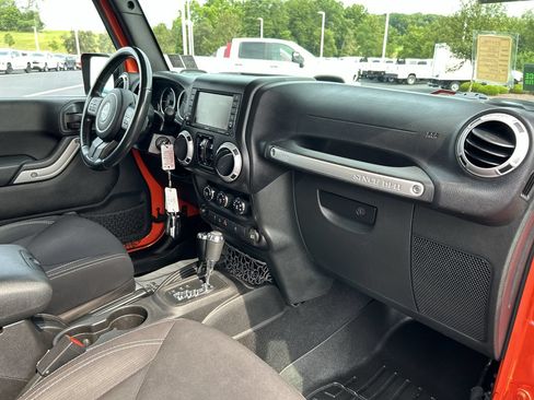 Used 2015 Jeep Wrangler Unlimited Sahara w/ Dual Top Group AWD/4WD image 14