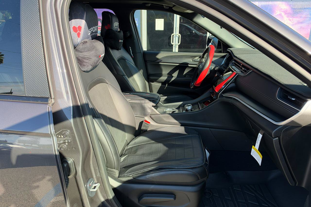 Used 2025 Jeep Grand Cherokee L Altitude AWD/4WD image 17