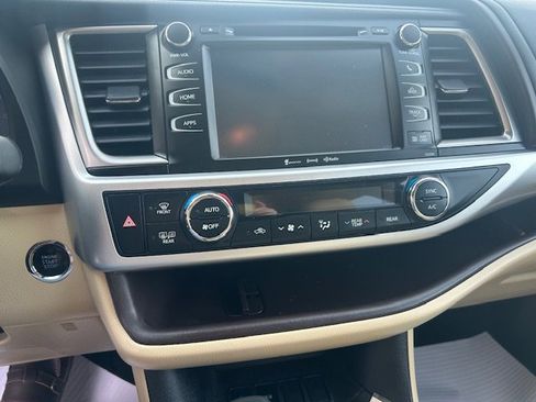 Used 2019 Toyota Highlander XLE image 20