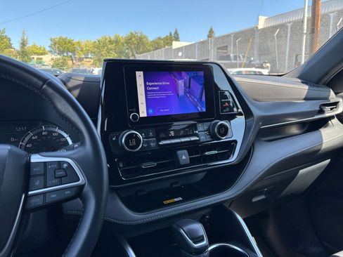 Used 2024 Toyota Highlander XSE FWD image 17