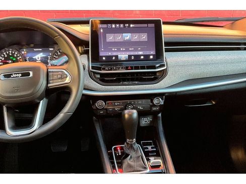 Used 2024 Jeep Compass Latitude image 7