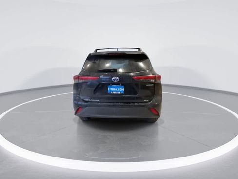 Used 2022 Toyota Highlander XLE AWD/4WD image 7
