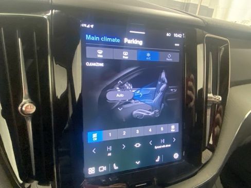 Used 2025 Volvo XC60 B5 Plus image 24