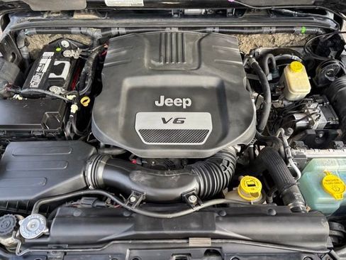 Used 2015 Jeep Wrangler Unlimited Sahara w/ Connectivity Group image 27