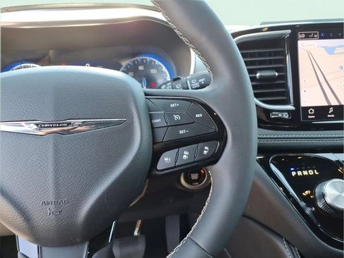 Used 2025 Chrysler Pacifica Limited FWD image 30
