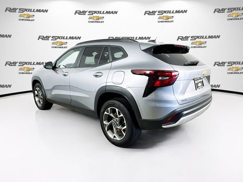 Used 2025 Chevrolet Trax LT FWD image 5