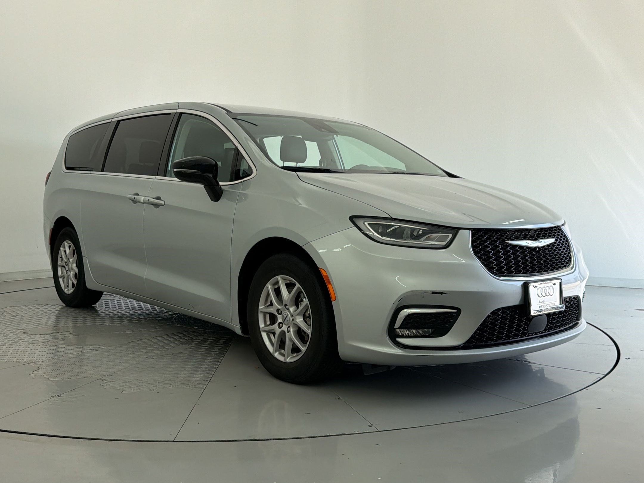 Used 2024 Chrysler Pacifica Touring-L FWD image 7