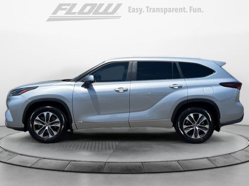 Used 2025 Toyota Highlander XLE AWD/4WD image 5