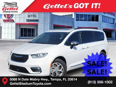 Used 2023 Chrysler Pacifica Limited w/ Uconnect Theater Family Group