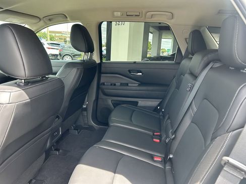 Used 2024 Nissan Pathfinder SL image 18