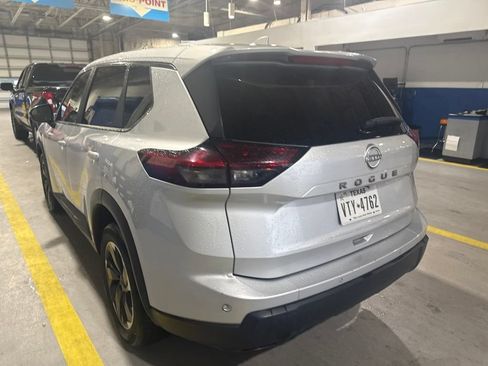 Used 2025 Nissan Rogue SV FWD image 5