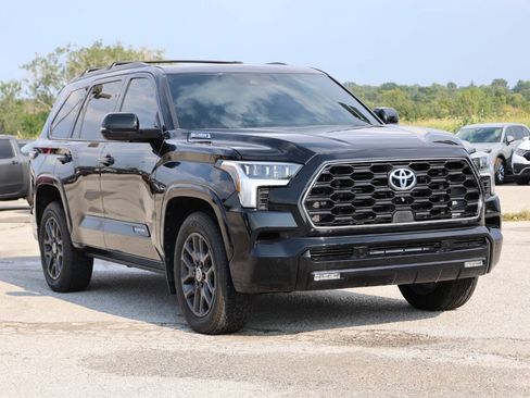 Used 2024 Toyota Sequoia Platinum AWD/4WD image 4