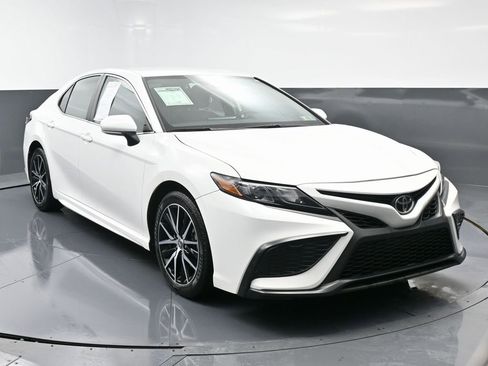 Used 2023 Toyota Camry SE image 3