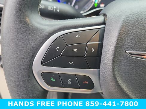 Used 2022 Chrysler Pacifica Limited w/ Uconnect Theater Family Group image 11