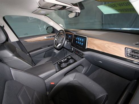 Used 2025 Volkswagen Atlas SE image 19