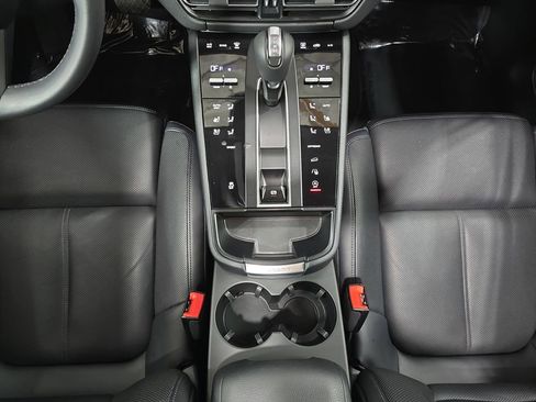 Certified 2025 Porsche Macan image 20