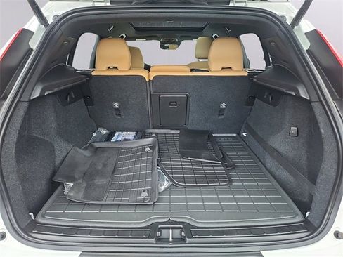 Used 2020 Volvo XC40 T5 Momentum w/ Protection Package Premier image 34