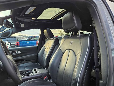 Used 2025 Chrysler Pacifica Limited image 24