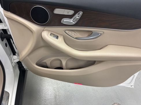 Used 2019 Mercedes-Benz GLC 300 4MATIC image 9