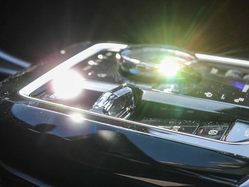 Certified 2025 BMW i7 eDrive50 w/ Premium Package image 22