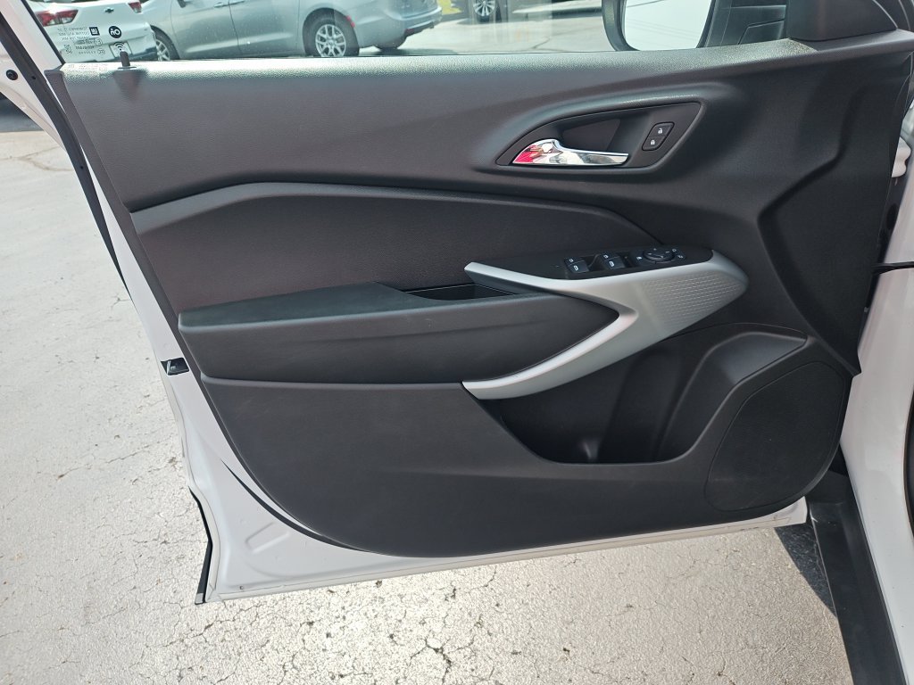 Used 2025 Chevrolet Trax RS w/ Driver Confidence Package FWD image 14