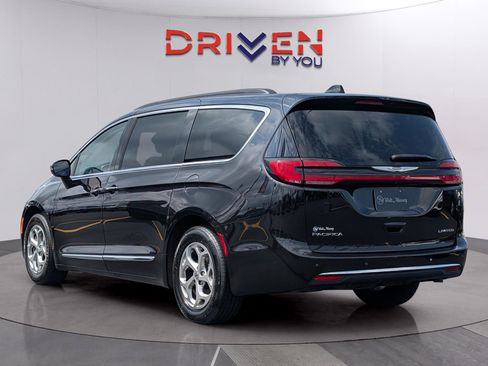 Used 2023 Chrysler Pacifica Limited FWD image 3