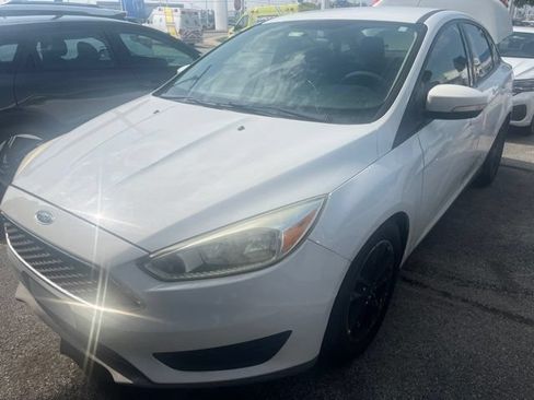 Used 2015 Ford Focus SE FWD image 1