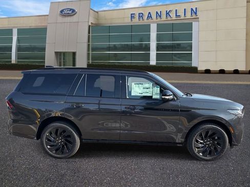 New 2025 Lincoln Navigator Reserve w/ Jet Appearance Package AWD/4WD image 8