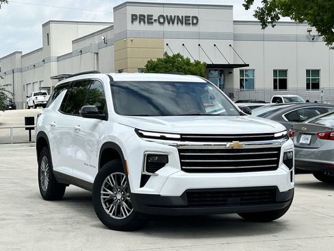 Used 2025 Chevrolet Traverse LT AWD/4WD image 2