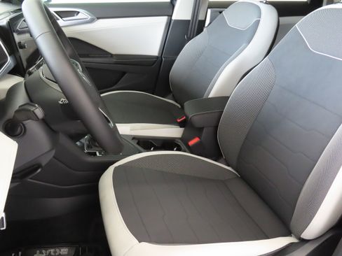 New 2025 Volkswagen Taos SE image 12