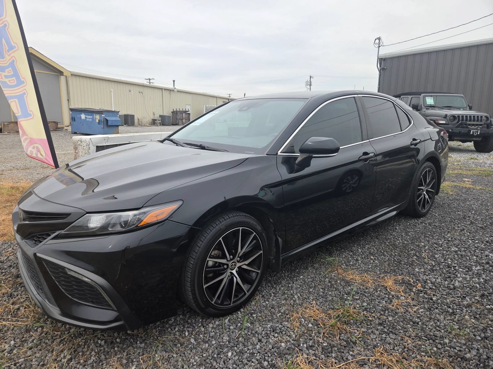 Used 2022 Toyota Camry SE FWD image 1