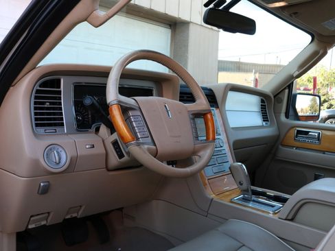 Used 2008 Lincoln Navigator 4WD image 17