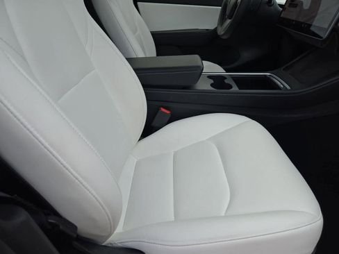 Used 2022 Tesla Model Y Long Range image 19