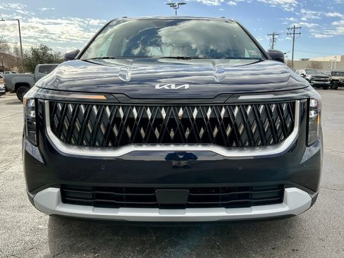 Used 2025 Kia Carnival EX image 9