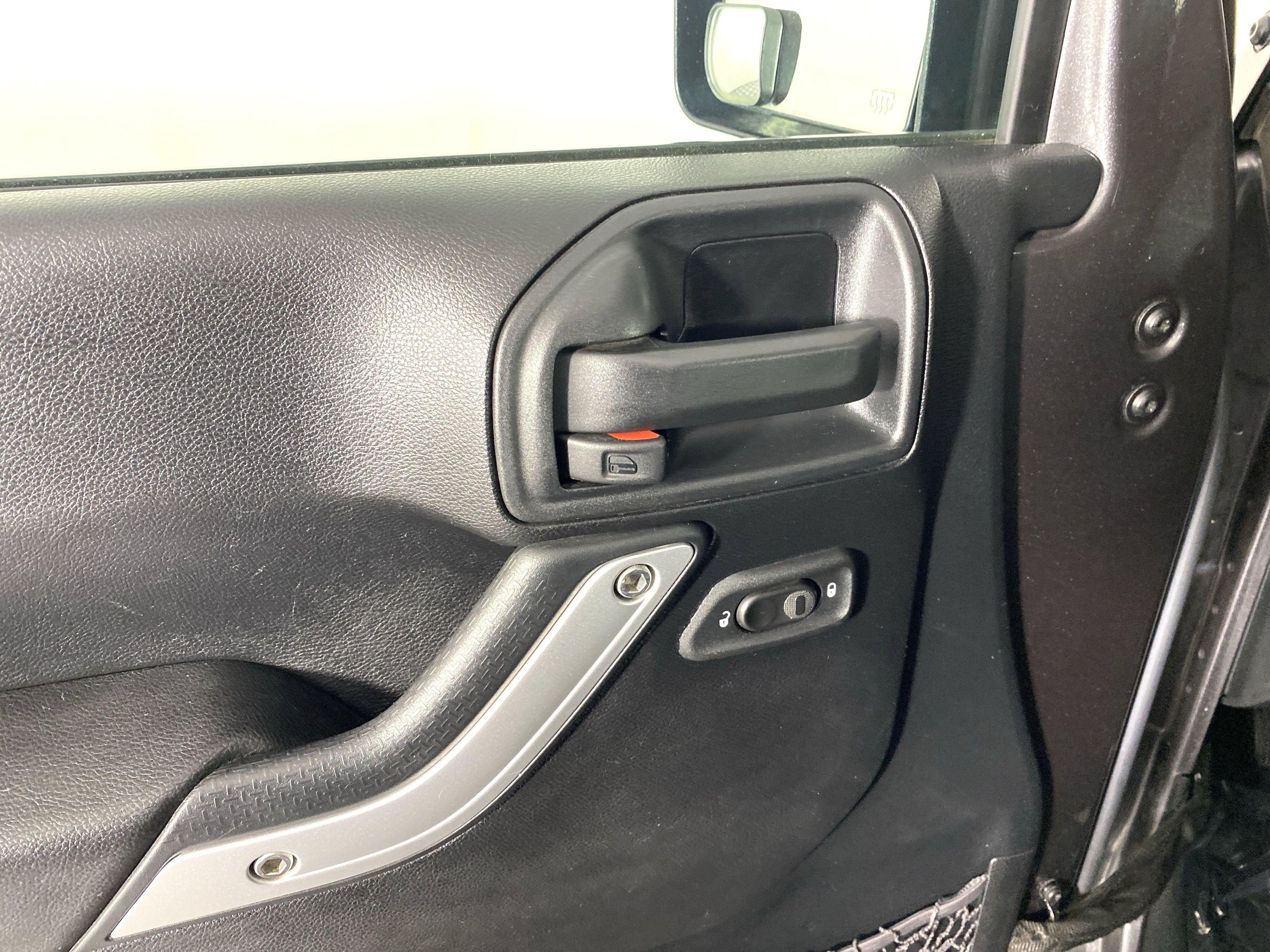 Used 2016 Jeep Wrangler Rubicon w/ Dual Top Group AWD/4WD image 12
