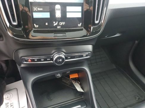 Used 2021 Volvo XC40 T5 Momentum w/ Climate Package image 22