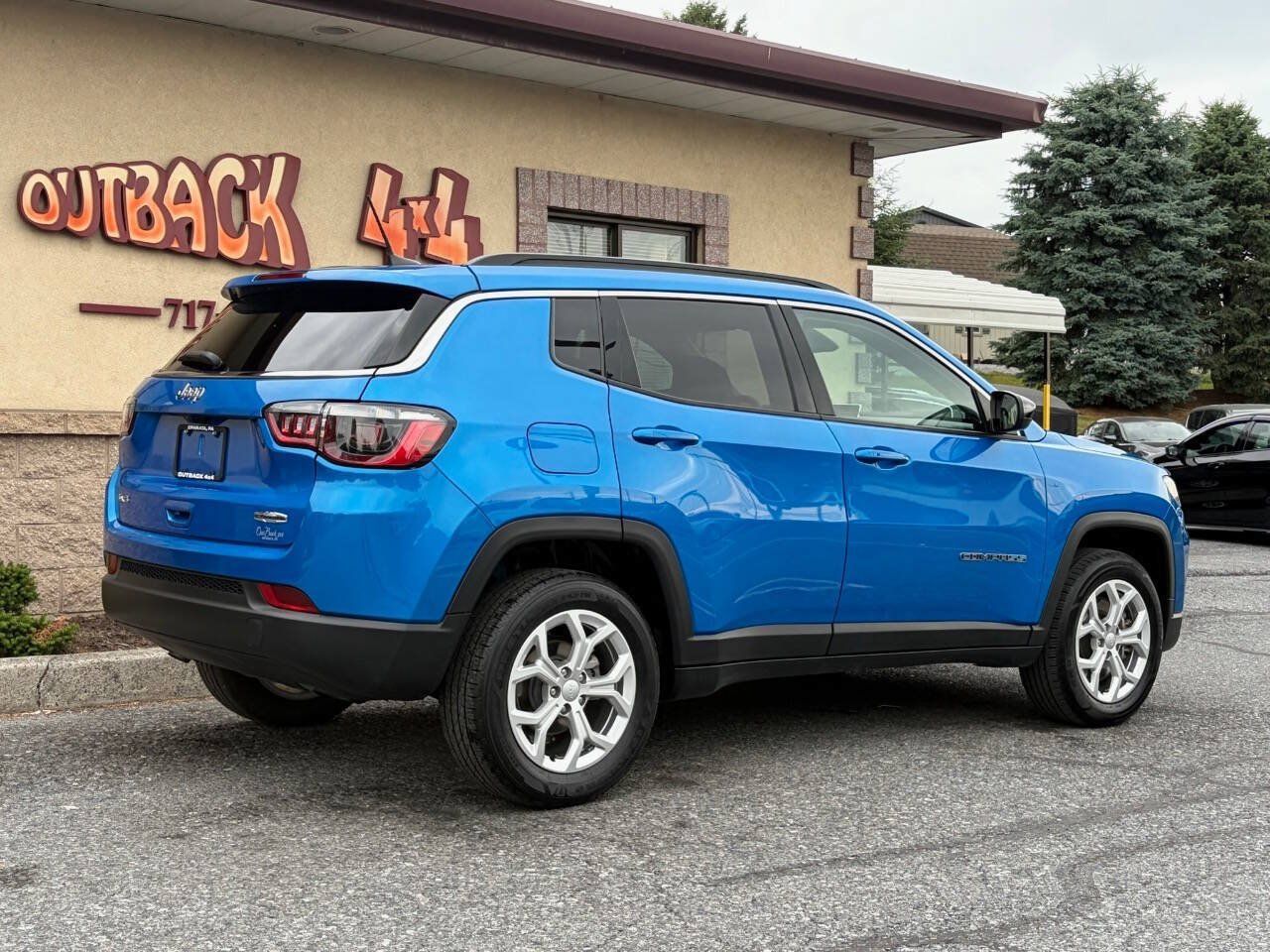 Used 2024 Jeep Compass Latitude AWD/4WD image 2