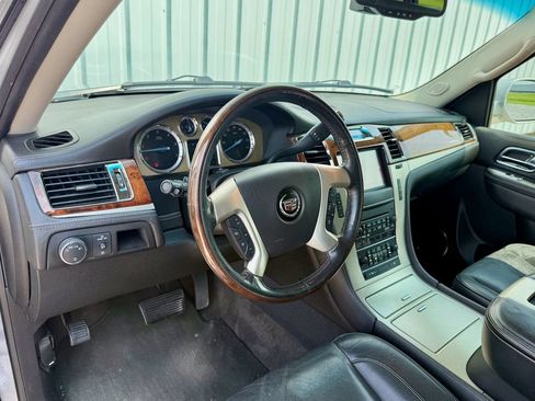 Used 2013 Cadillac Escalade ESV Platinum AWD/4WD image 10