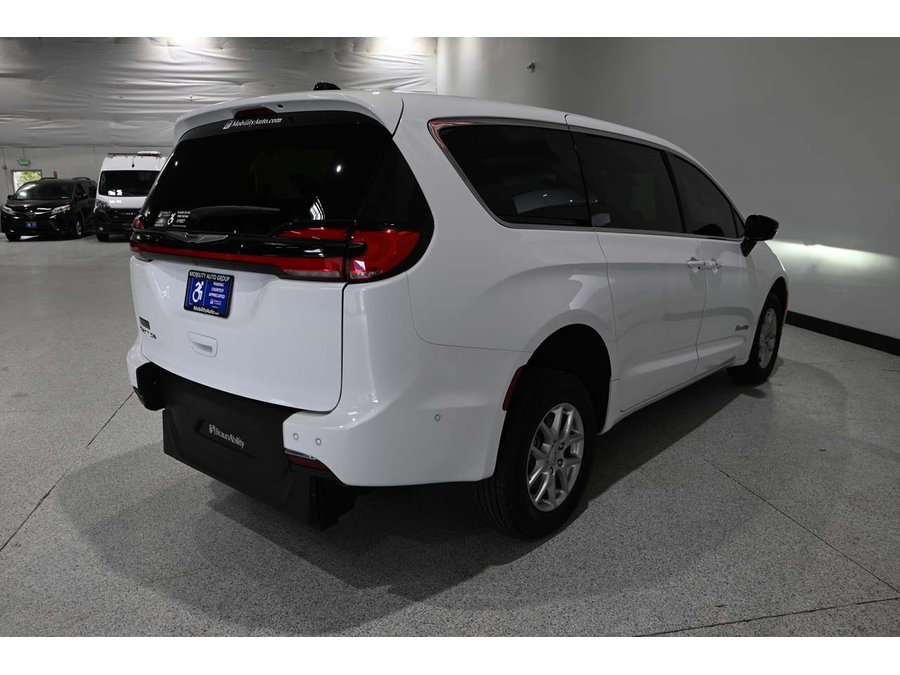 Used 2025 Chrysler Pacifica Select FWD image 6
