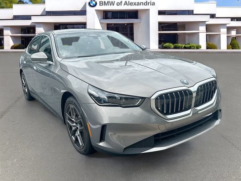 New 2026 BMW i5 eDrive40 w/ Premium Package AWD/4WD image 3