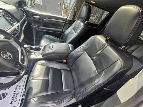 Used 2017 Toyota Highlander SE image 13