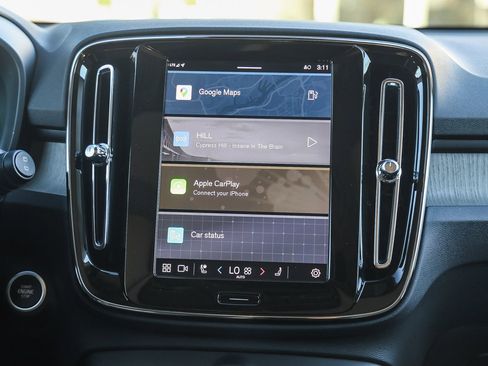 Used 2025 Volvo XC40 B5 Plus image 15