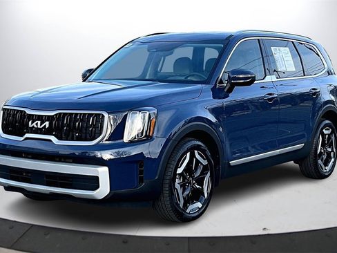 Used 2025 Kia Telluride EX w/ EX Captain's Chair Package image 4
